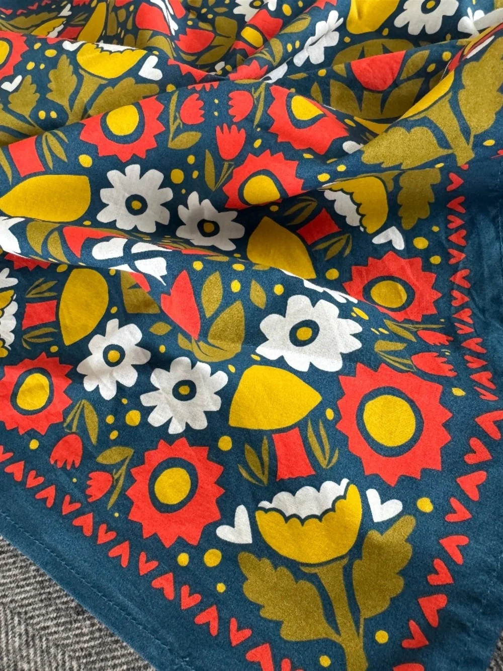 NWT, HANKER BANDANA IN DARLING, COLORFUL FLORAL PRINT!